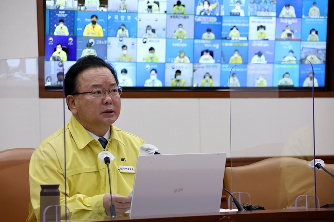 김부겸 국무총리가 29일 정부서울청사에서 열린 코로나19 대응 중앙재난안전대책본부 회의를 주재하고 있다. (사진=연합뉴스)