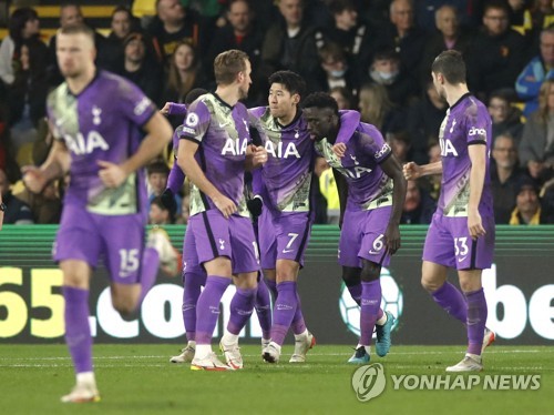 산체스 득점 후 동료들과 자축하는 손흥민(가운데). (사진=로이터/연합뉴스)