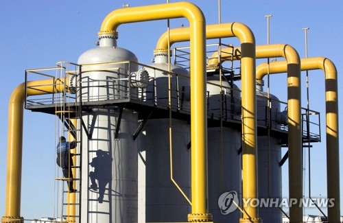 러시아에서 벨라루스, 폴란드를 거쳐 독일로 연결되는 '야말-유럽' 가스관의 가스 공급이 지난달 21일(현지시간) 중단됐다고 로이터통신이 독일 에너지 운송기업 가스케이드의 보고서를 인용해 보도했다. 유럽에서는 러시아의 가스 공급 제한으로 가격이 치솟고 있으며, 최악의 경우 주요 도시에서 정전 사태가 빚어질 것이라는 전망도 나왔다. 사진은 벨라루스 남서부 냐스비주에 있는 야말-유럽 가스관의 모습. (사진=로이터/연합뉴스 자료사진)