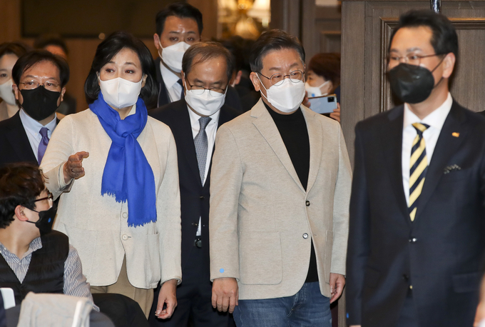 더불어민주당 이재명 대선 후보와 박영선 디지털혁신대전환위원회 위원장이 11일 오후 서울 영등포구 중소기업중앙회관에서 열린 디지털·혁신 대전환위원회 정책 1호 발표회에 참석하고 있다. (사진=연합뉴스)