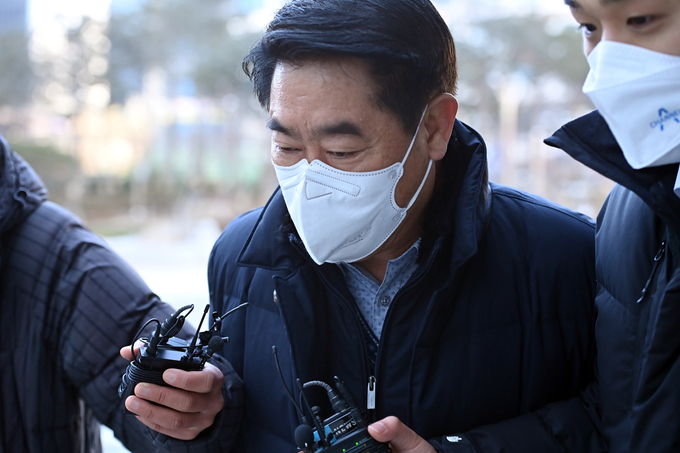 18일 오전 영장실질심사를 받으러 법원 들어서는 최윤길 전 성남시의회 의장(사진=연합뉴스 제공)