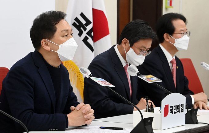 국민의힘 김기현 원내대표가 19일 국회 원내대표실에서 추가경정예산안(추경) 편성과 관련해 방문한 안도걸 기획재정부 차관과 면담에서 발언하고 있다. (사진=연합뉴스)