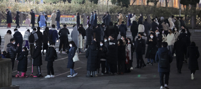 오미크론 확산, 저녁에도 계속된 검사행렬(사진= 연합뉴스 제공)