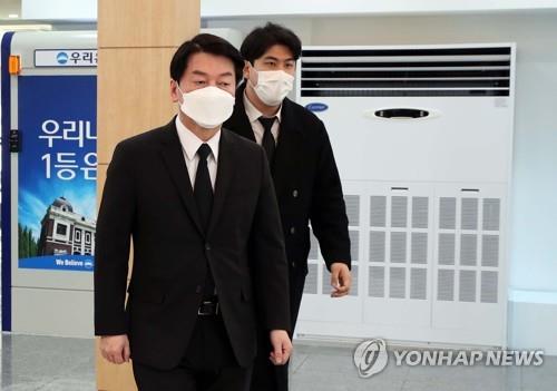안철수 국민의당 대선 후보가 17일 유세 버스 사고로 숨진 고(故) 손평오 논산·계룡·금산 지역선대위원장의 빈소가 마련된 천안 단국대병원 장례식장으로 들어오고 있다. 안 후보는 사고가 발생한 지난 15일부터 사흘째 빈소를 찾고 있다. (사진=연합뉴스)