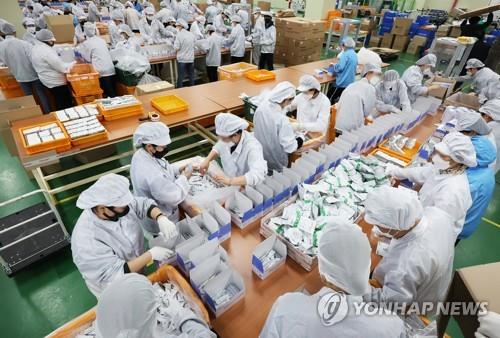 분주하게 움직이는 자가검사키트 생산공장 (사진=연합뉴스/자료사진)
