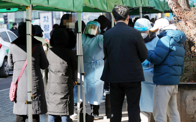 검사자 몰린 인천 선별진료소. ( 사진 = 연합뉴스 )