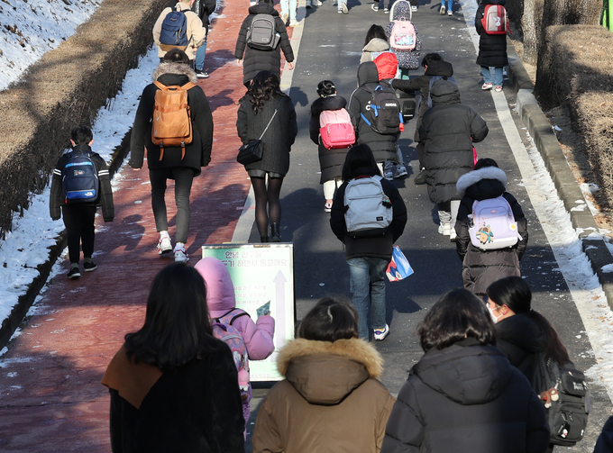 한 초등학교에서 학부모들이 아이들 등교 모습을 지켜보고 있다.(사진= 연합뉴스 제공)