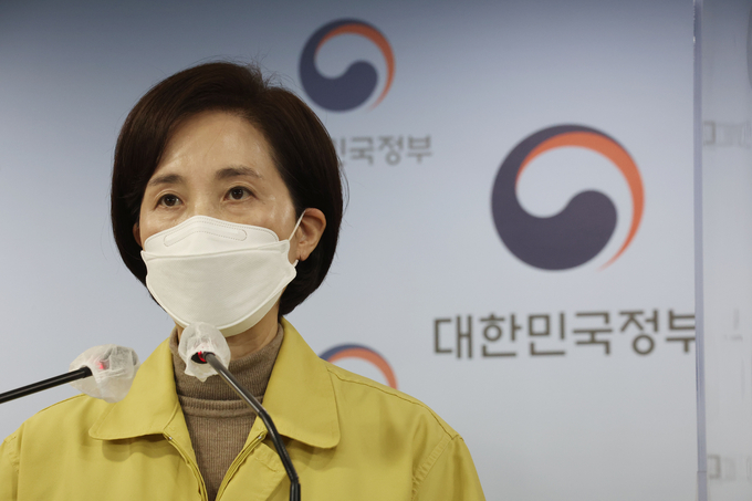 유은혜 부총리 겸 교육부 장관이 지난 7일 정부서울청사 브리핑실에서 '오미크론 대응 2022학년도 유·초·중등 및 특수학교와 대학의 학사 운영 방안'을 발표하고 있다. (사진=연합뉴스)