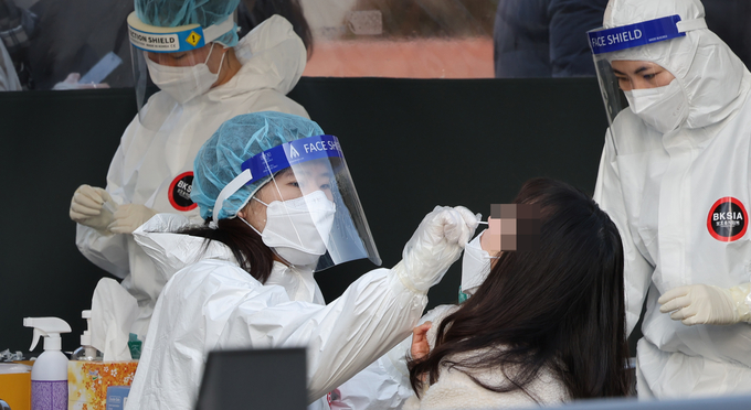 9일 아침 서울역 선별진료소에서 의료진이 시민들을 검사하고 있다. 중앙방역대책본부는 이날 0시 기준으로 확진자가 4만9567명 늘어 누적 113만 1248명이라고 밝혔다. (사진=연합뉴스)