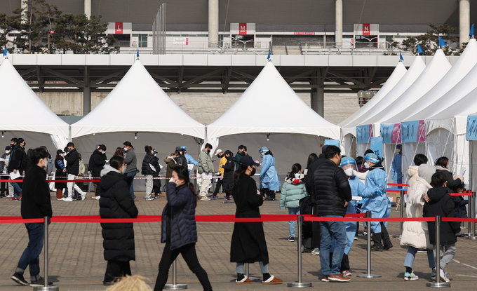 코로나19 오미크론 변이가 확산하면서 선별진료소가 분주한 모습을 보이고 있다.(사진= 연합뉴스 제공)
