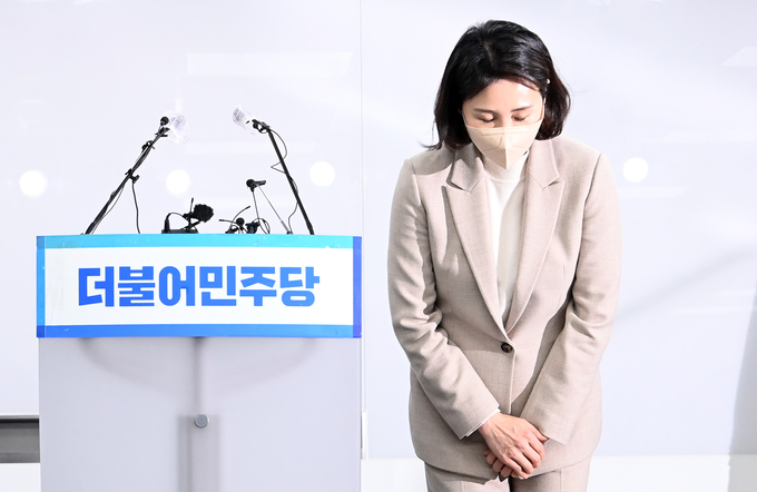 이재명 더불어민주당 대통령 후보의 부인 김혜경 씨가 9일 오후 서울 여의도 당사에서 최근 불거진 ‘과잉 의전’ 등 논란에 대해 사과 기자회견을 한 뒤 고개 숙여 인사하고 있다. (사진=연합뉴스)