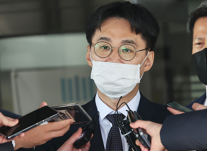  '성남FC 후원금' 사건 수사 방향을 놓고 박은정 성남지청장과 갈등을 빚다가 사표를 낸 박하영 차장검사가 10일 오전 경기도 성남시 수원지검 성남지청에서 퇴임식을 마친 후 취재진 질문에 답하고 있다.. (사진=연합뉴스)