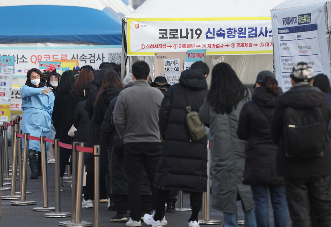 신규확진 5만 4941명, 또 최다…대유행 속 사흘 연속 5만명대(사진= 연합뉴스 제공)
