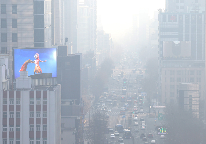 미세먼지로 뿌연 도심(사진= 연합뉴스 제공)