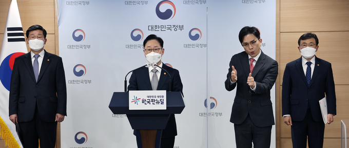 오는 3월 9일 제20대 대통령 선거를 앞두고 박범계 법무부 장관(왼쪽 두 번째)이 전해철 행정안전부 장관(왼쪽), 권덕철 보건복지부 장관(오른쪽)과 함께 15일 오후 정부서울청사 합동브리핑실에서 대통령선거 공동 대국민 담화문을 발표하고 있다. (사진=연합뉴스)