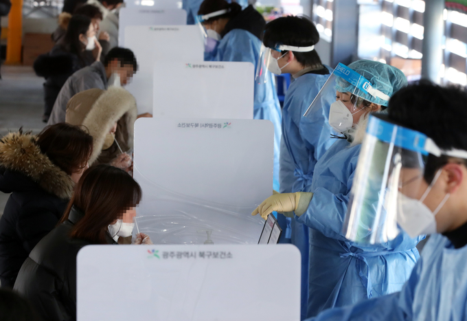 선별진료소에서 시민들이 코로나19 신속항원검사를 하고 있다. (사진=연합뉴스)