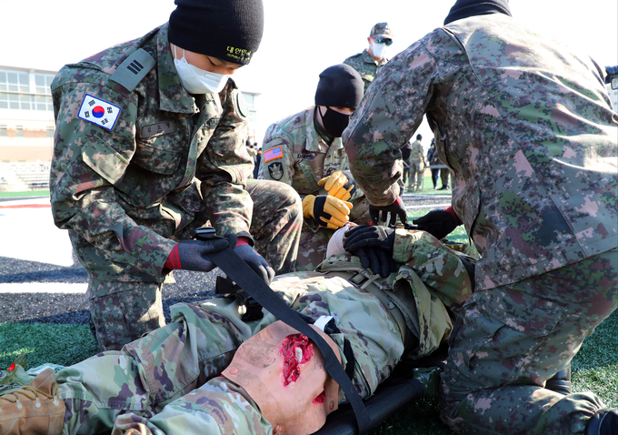 부상 치료 훈련받는 육사생도들. (사진-연합뉴스)