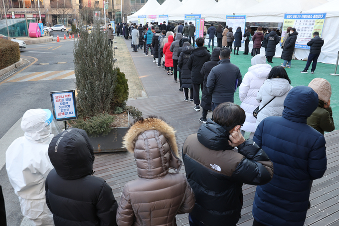 한 선별검사소에서 시민들이 줄지어 검사받고 있는 모습. (사진= 연합뉴스 제공)