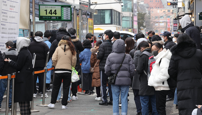 코로나19 검사 대기하는 시민들. (사진=연합뉴스)