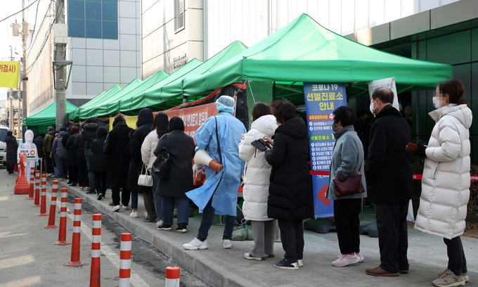 21일 한 선별진료소에서 코로나19 PCR 검사를 받으려는 시민들이 길게 줄 서 있다. (사진= 연합뉴스 제공)