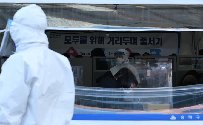 신속항원검사하는 시민들. (사진=연합뉴스)