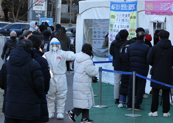 23일 오전 서울 송파구보건소 선별진료소에서 시민들이 코로나19 검사를 받기 위해 대기하고 있다. (사진=연합뉴스)