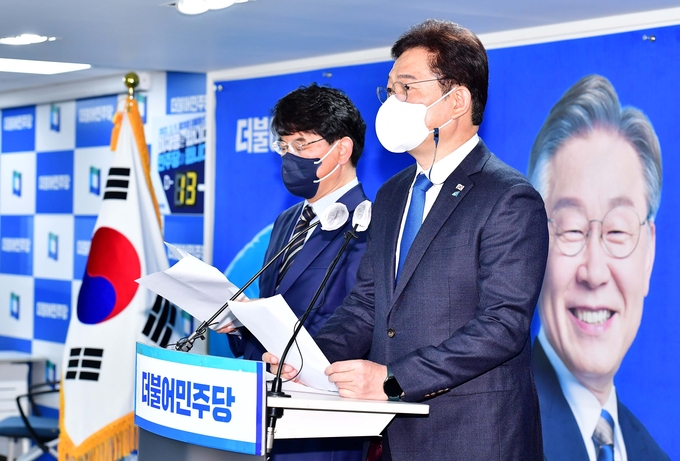 더불어민주당 송영길 대표가 24일 오전 서울 여의도 중앙당사에서 국민통합을 위한 정치개혁 제안 기자회견을 하고 있다. (사진=연합뉴스)