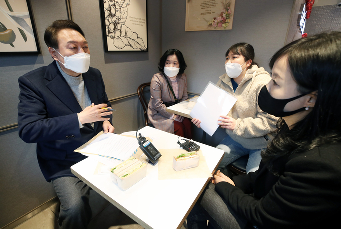 26일 인천 서구 검단신도시 주민들과 간담회를 진행하는 윤석열 후보. ( 사진 = 연합뉴스 제공 )