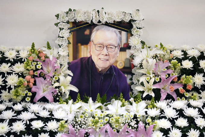  문화부 초대 장관을 지낸 이어령 이화여자대학교 명예 석좌교수가 암 투병 끝에 지난 26일 별세했다. 향년 89세. 1933년 충남 아산에서 출생(호적상 1934년생)한 고인은 문학평론가, 언론인, 교수 등으로 활동하며 한국 대표 석학이자 우리 시대 최고 지성으로 불렸다. 사진은 27일 서울 종로구 서울대병원 장례식장에 마련된 빈소에 놓인 영정. (사진=연합뉴스)