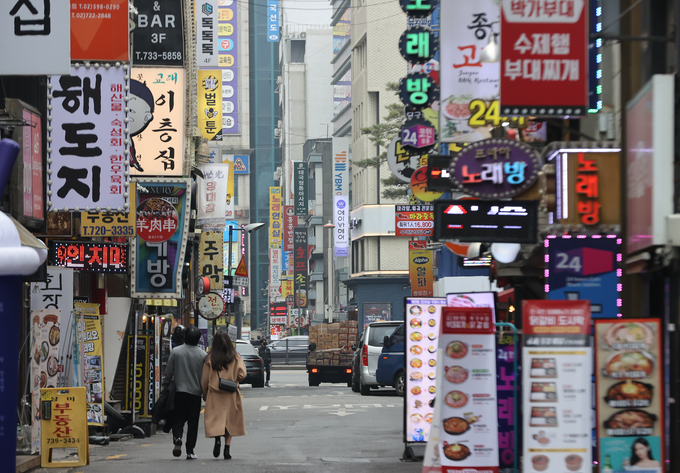 코로나19 사태가 장기화한 가운데 외식이나 오락 지출 감소가 커지며 가계가 허리띠를 더욱 졸라매고 있다. (사진= 연합뉴스 제공)