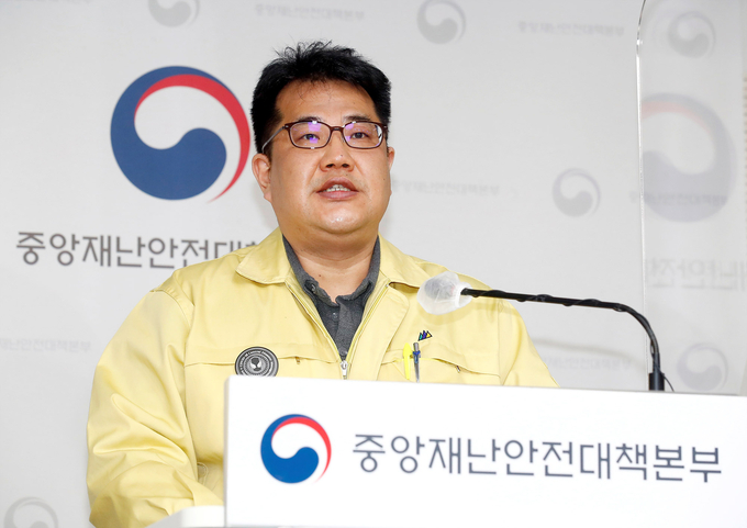중앙사고수습본부 손영래 사회전략반장이 2일 정부세종청사에서 코로나19 중앙재난안전대책본부 비대면 정례브리핑을 하고 있다. (사진 =연합뉴스 제공)