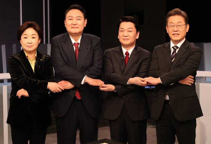 지난 2일 방송토론에 앞서 기념촬영 하는 대선후보들.( 사진 = 연합뉴스 제공 )
