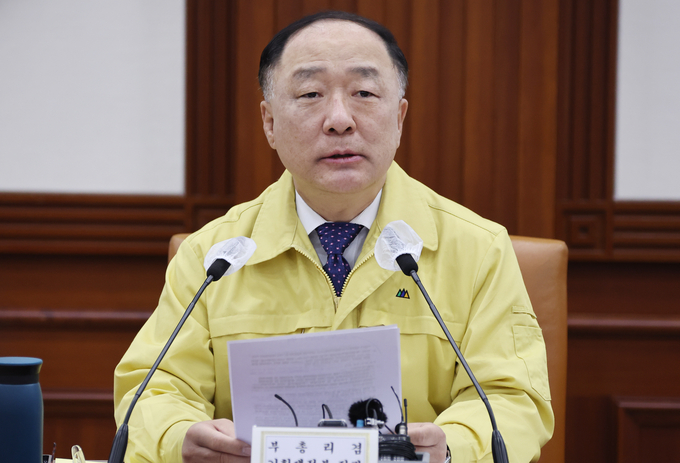 비상경제 중대본회의서 발언하는 홍남기 부총리