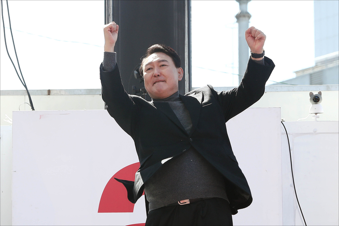 국민의힘 윤석열 대선 후보가 6일 오후 경기 의정부시 행복로 이성계 동상 앞에서 열린 유세에서 어퍼컷 세리머니를 하고 있다. (사진=국회사진기자단/연합뉴스)