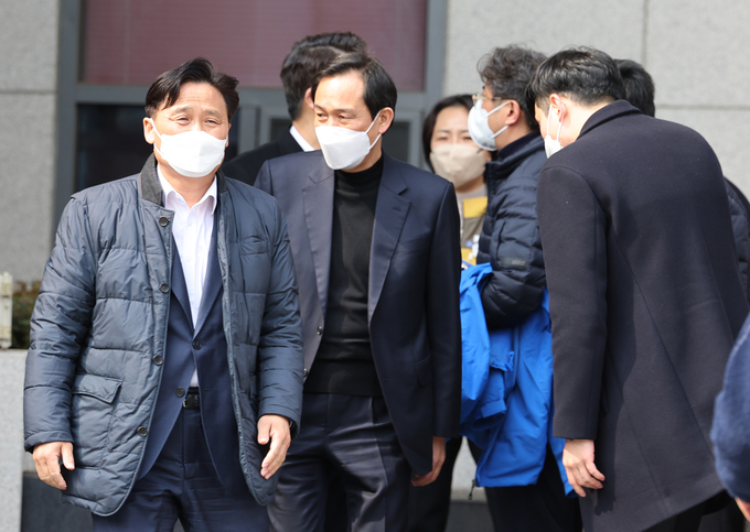 더불어민주당 우상호 총괄선대본부장(왼쪽 두번째)과 김영진 의원이 7일 송영길 대표가 치료를 받는 서울 서대문구 세브란스병원응급진료센터 앞에서 윤동섭 연세의료원장 대화를 마친 뒤 현장을 나서고 있다. (사진=연합뉴스)