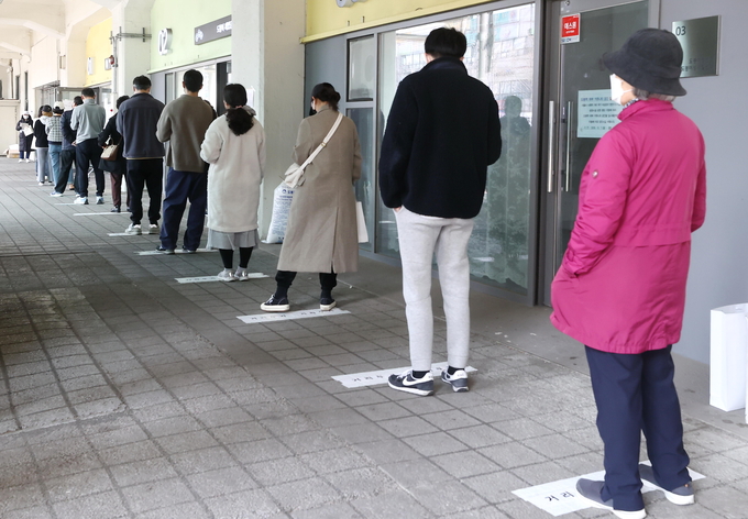 투표 기다리는 유권자들. (사진=연합뉴스)