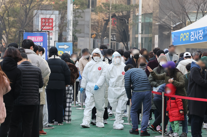 전국 신규확진 32만7549명, 이틀째 30만명대…붐비는 선별진료소. ( 사진 = 연합뉴스 제공 )