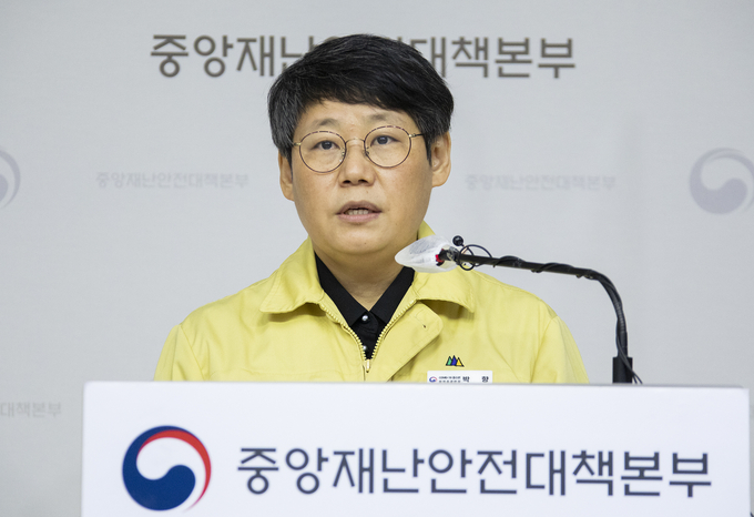 15일 박향 중앙사고수습본부 박영총괄반장이 코로나19 대응 중대본 정례브리핑을 하고 있다. (사진=연합뉴스 제공)
