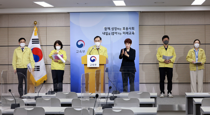 16일 정종철 교육부 차관이 정부세종청사에서 유아 및 초중고생 신속항원검사도구 선제 검사 4월 지속 추진 관련 브리핑을 하고 있다. (사진=연합뉴스 제공)