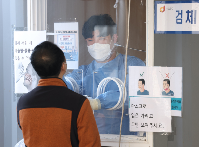 검체 채취하는 의료진. ( 사진 = 연합뉴스 제공 )