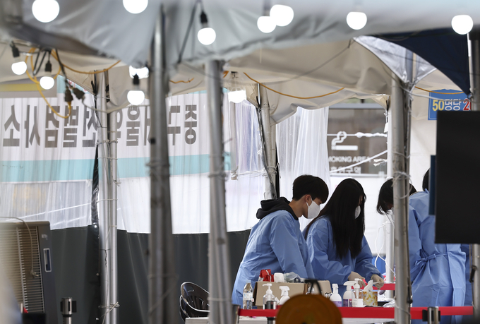 코로나19 검사 준비하는 관계자. ( 사진 = 연합뉴스 제공 )