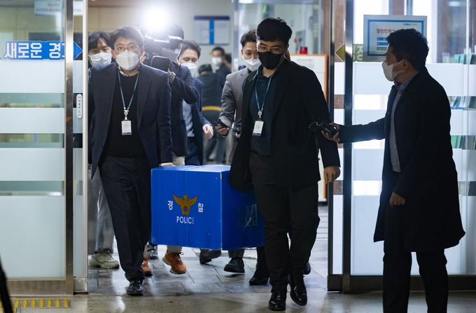 이재명 더불어민주당 전 경기지사의 부인 김혜경 씨의 ‘법인카드 유용 의혹’을 수사 중인 경기남부경찰청이 4일 오후 경기도청 총무과, 의무실, 조사담당관실 등을 압수수색한 뒤 압수물이 든 상자를 가져나오고 있다. (사진=연합뉴스)