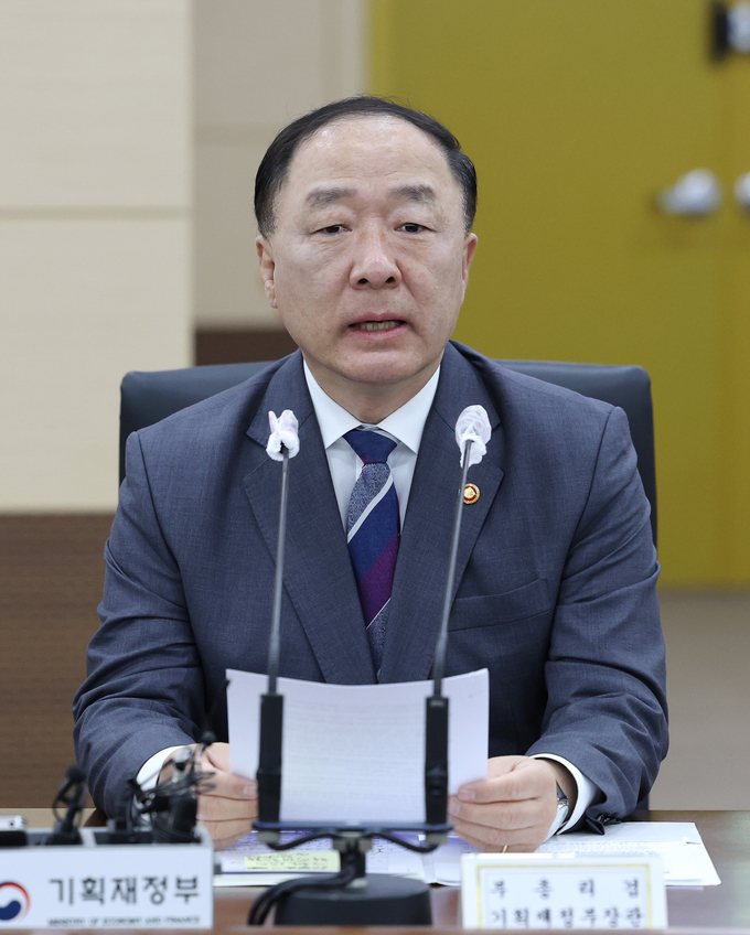 발언하는 홍남기 부총리