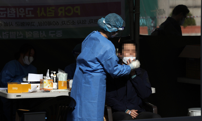 신속항원검사하는 의료진. ( 사진 = 연합뉴스 제공 )