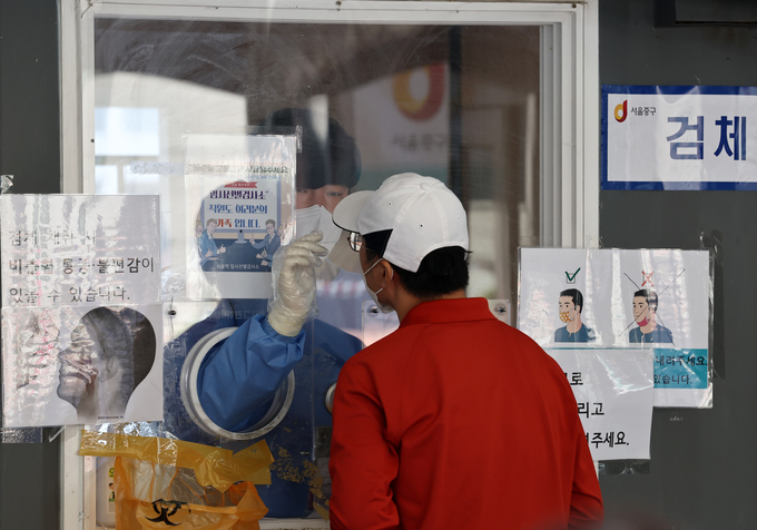 오늘도 검사 ( 사진 = 연합뉴스 제공 )