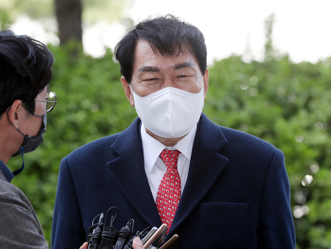 14일 영장실질심사를 받기 위해 출두한 안상수 전 인천시장이 취재진의 질문에 답하고 있다. ( 사진 = 연합뉴스 제공 )