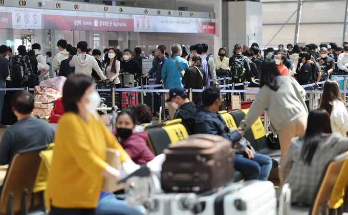 이용객들로 붐비고 있는 인천공항 출국장. ( 사진 = 연합뉴스 제공 ) 