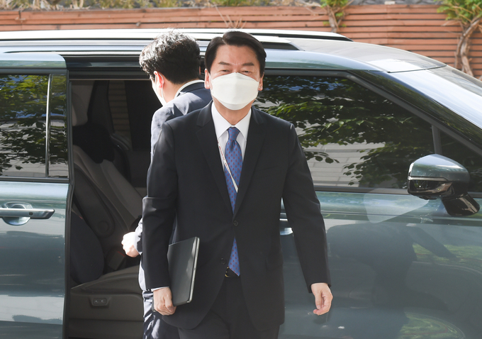 출근하는 안철수 대통령직 인수위원장. (사진=연합뉴스 제공)