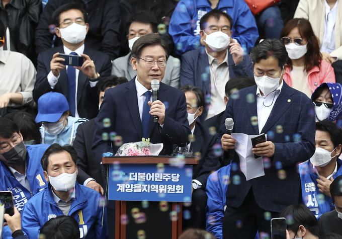 8일 오전 인천 계양구 계양산 입구에서 이재명 더불어민주당 상임고문이 계양을 보궐선거 출마 공식 선언했다.( 사진 = 연합뉴스 제공 )