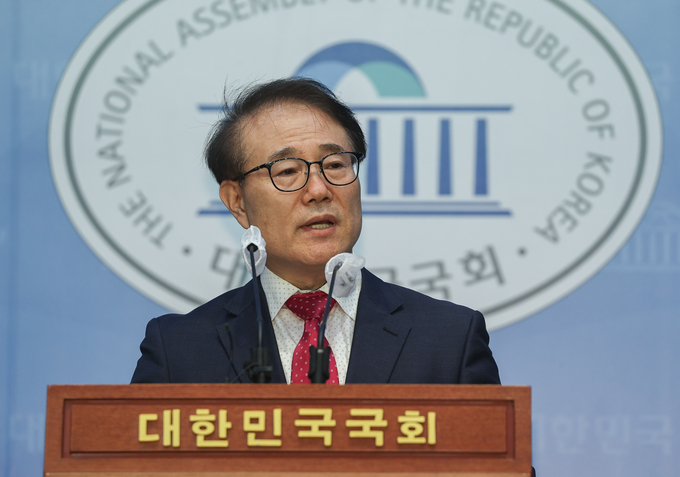 출마 기자회견을 하는 윤형선 후보. ( 사진 = 윤형선 후보실 제공 )